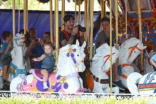 Dvojročná Harper Beckham na kolotoči doslova žiarila šťastím.