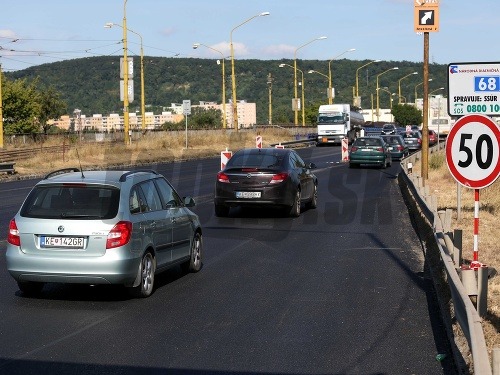 Oprava cesty, obmedzila dopravu na moste VSS v Košiciach