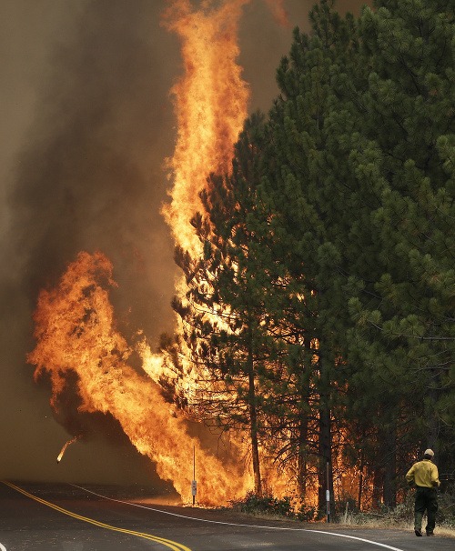 Obrovský požiar v pohorí Sierra Nevada začína ohrozovať zásobovanie elektrinou San Franciso