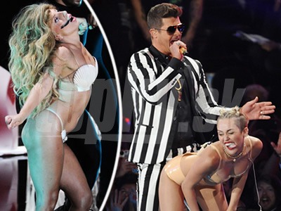 Ostrieľané hudobné hviezdy šokovali na VMA MTV pózami ako z filmu pre dospelých.