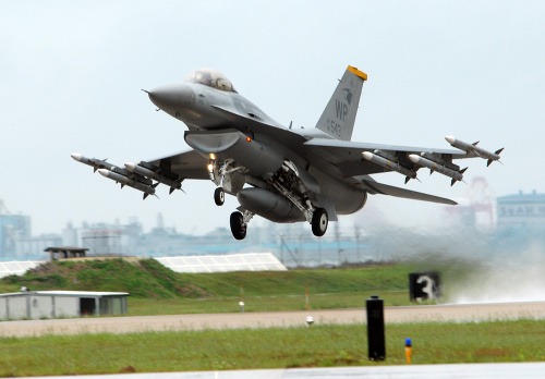 Americká stíhačka F-16 Fighting Falcon