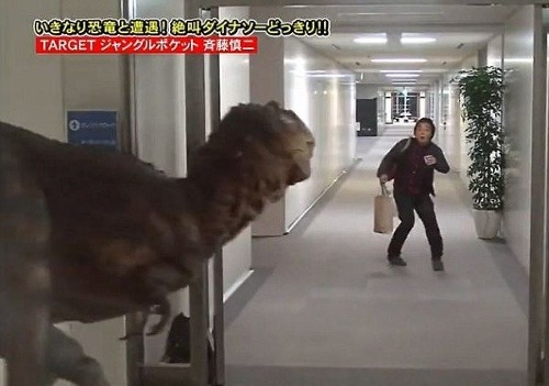 Japonec uteká pred dinosaurom