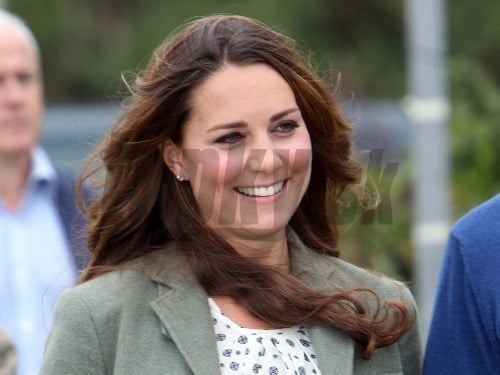 Kate Middleton dnes prvýkrát oficiálne objavila na verejnosti po pôrode syna Georgea.