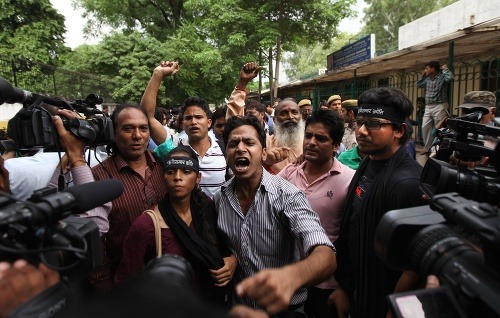 Ľudia pred súdom žiadali pre násilníka trest smrti