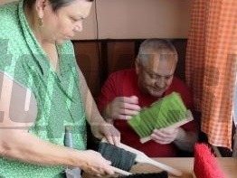 Nevidiaci manželia Katarína a Július Lackovci z Prievidze vyrábajú metly a zmetáky