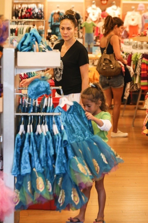 Jennifer Lopez vyrazila na nákupy s dcérou Emme bez toho, aby sa doma nalíčila.