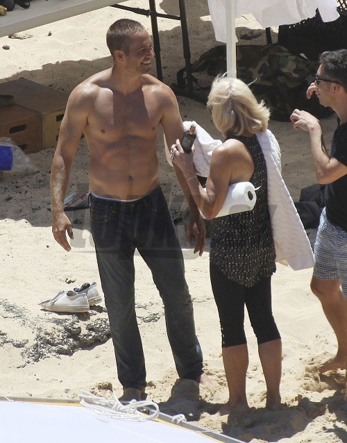 Paul Walker sa na pláži pochválil svalnatým telom.
