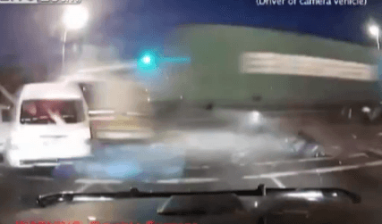 Neuveriteľná nehoda: kamión preletel cez križovatku