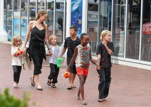 Angelina Jolie so svojimi ratolesťami síce pripomína škôlku, no zvláda ich aj bez pestúnky.