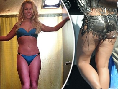 Britney Spears provokovala fanúšikov na sociálnych sieťach odvážnymi fotkami v bikinách. V skutočnosti však jej rozkysnuté pozadie a stehná 