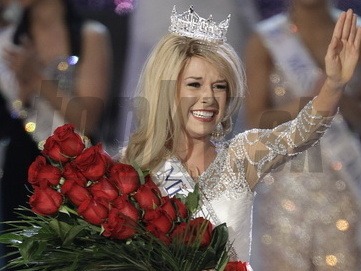 Teresa Scanlan vyhrala titul Miss Amerika vo veku 17 rokov.