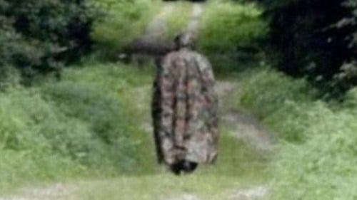 Fotografia muža, ktorý straší návštevníkov švajčiarskeho lesa.