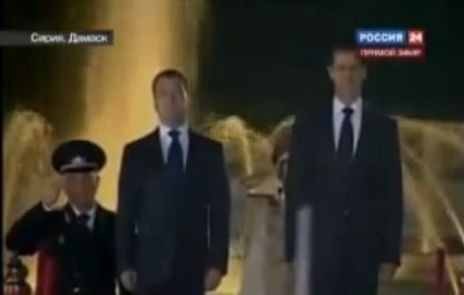 Medvedev a Asad pozorne počúvajú