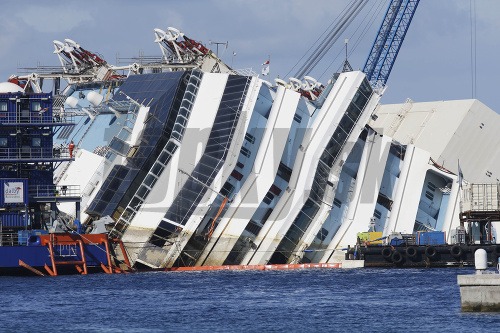 Vyťahovanie vraku výletnej lode Costa Concordia