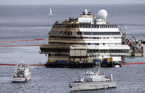 Vrak lode Costa Concordia sa podarilo narovnať
