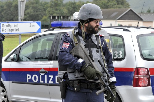 Policajt dohliada na situácii pri dedinách Grosspriel a Kollapriel neďaleko Viedne, kde sa odohrala rukojemnícka dráma