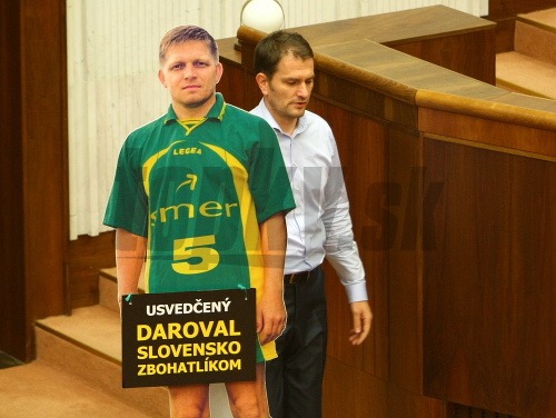 Igor Matovič opäť priniesol do parlamentu papierovú figurínu Roberta Fica.