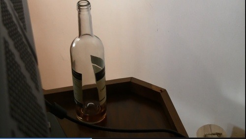Fľaša vína v priestoroch parlamentného výboru. 