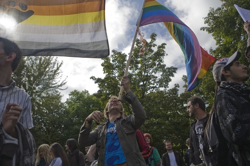 Účastníci pochodu za ľudské práva neheterosexuálnych ľudí v Bratislave