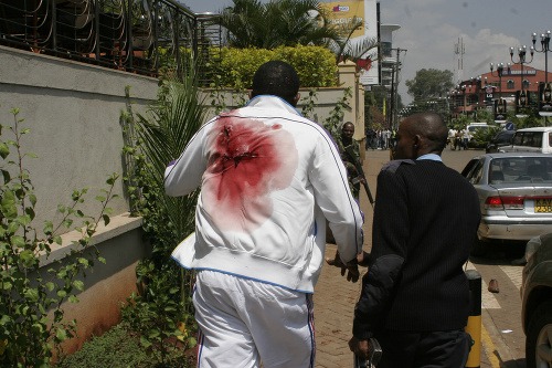 Ľudia utekajú pred streľbou z nákupného centra v Nairobi