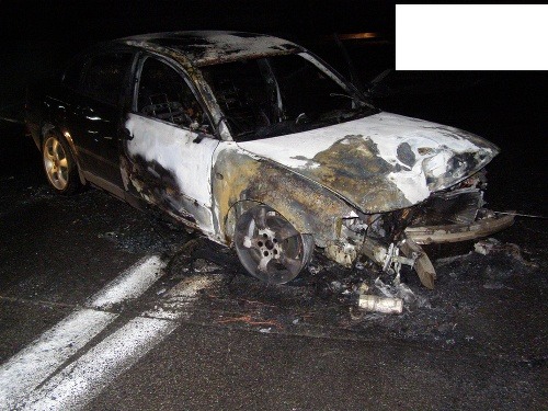 Zhorené auto po náraze do stĺpa verejného osvetlenia