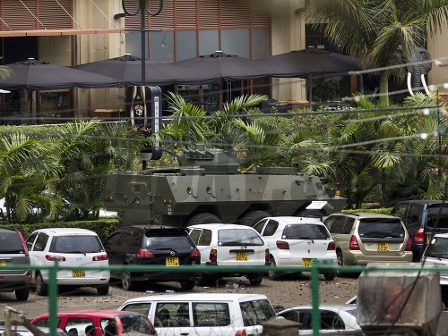Intenzívnu streľbu bolo dnes na svitaní počuť z nákupného centra v kenskej metropole Nairobi