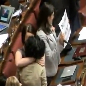 Poslankyne talianskeho parlamentu sa bozkávajú. 