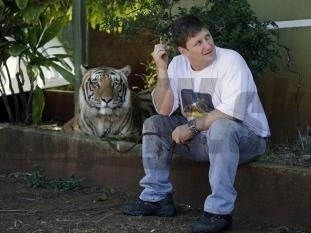 Ary Borges sedí s jedným so svojich tigrov