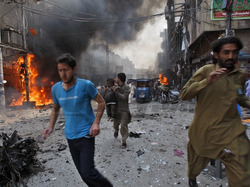 Ľudia utekajú z miesta výbuchu pri tržnici v Pešávare