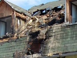 Od úmyselne podpáleného auta sa vznietila strecha detského domova