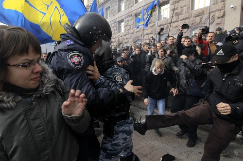 V Kyjeve to vrie: Tisíce protestujúcich, policajti použili slzotvorný plyn!