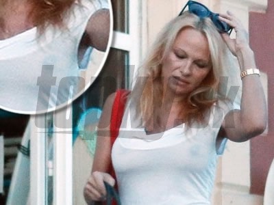 Pamela Anderson vyrazila bez bielizne a v priehľadnom tope vystavila bradavky.