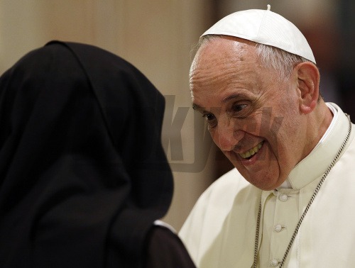 Pápež František sa usmieva počas návševy Assisi