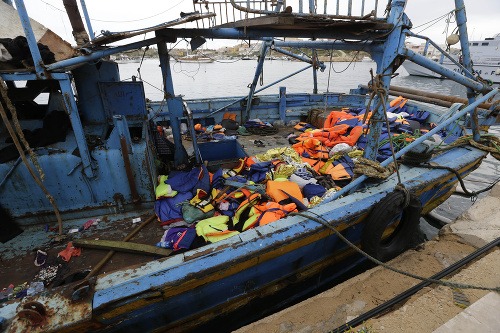 Počet obetí potopenej lode s migrantmi stúpol na najmenej 194