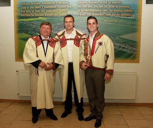 Andrej Danko (v strede) so starostom Solčian Jurajom Soboňom (vľavo).