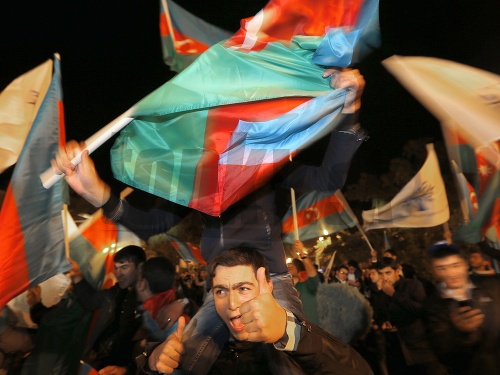 Takto oslavovali prívrženci prezidenta Alijeva jeho znovuzvolenie