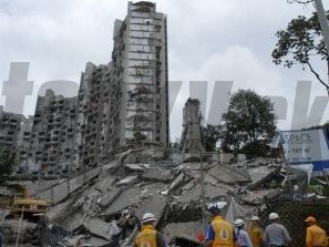 V troskách zrútenej výškovej budovy zostalo uväznených 11 ľudí