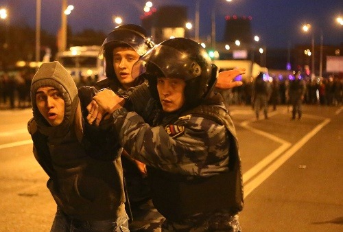 Moskva. Polícia rozháňa protest proti imigrantom. 