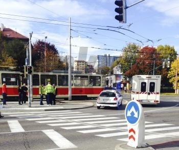 Nehoda v Bratislave: Žena prechádzala na červenú, zrazila ju električka