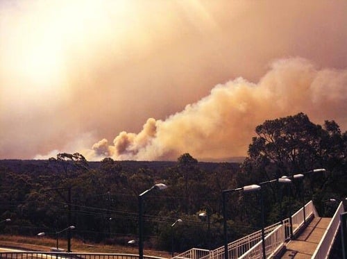 Požiare majú prvú obeť, pri Sydney zničili najmenej 100 domov