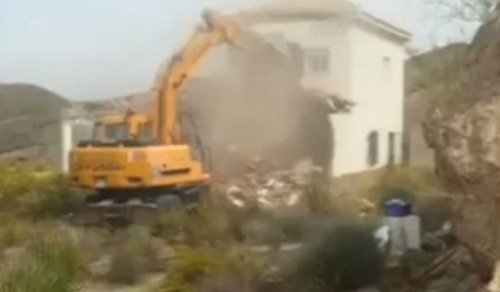 Demolácia domu v Španielsku