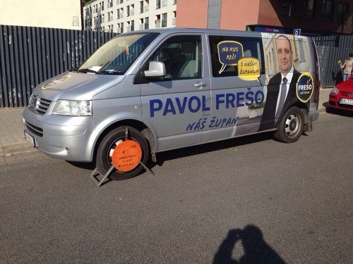 Volebný dodávka Pavla Freša schytala priamo v Bratislave papuču. 