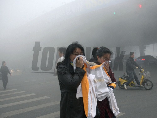 Sever Číny zahalil smog, zavreli školy aj cesty