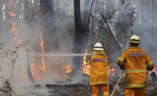 Hasiči bojujú s takmer 60 požiarmi