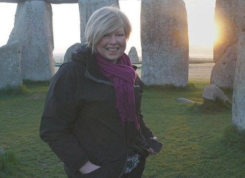 Helen pri východe slnka pri Stonehenge