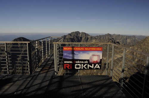 RI OKNA z Bzenca chránia observatórium na vrcholku Lomnického štítu