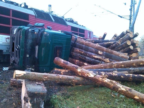 Vlak vrazil do prevráteného nákladného auta
