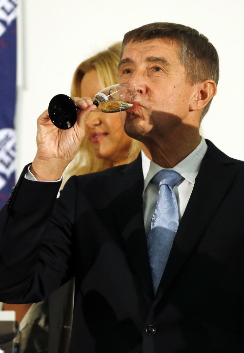 Andrej Babiš oslavuje.