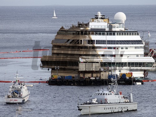 Vrak lode Costa Concordia sa podarilo narovnať.