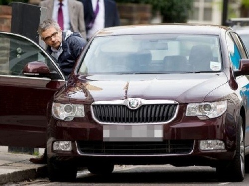 Mr. Bean - Rowan Atkinson jazdí na Škode Superb